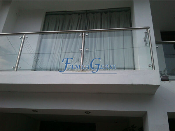 Baranda balcón con spiders y vidrio templado