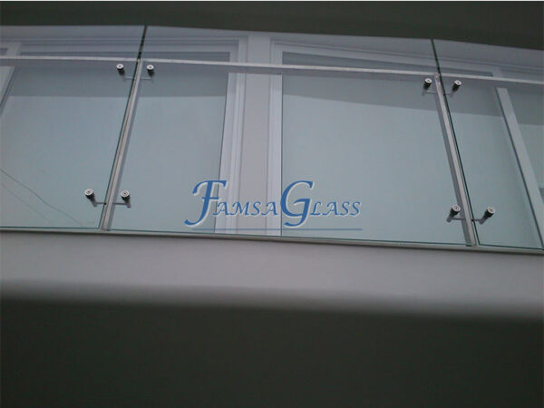 Baranda balcon con tubo rectangular spider y vidrio templado